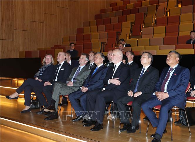 Tổng Bí thư, Chủ tịch nước Tô Lâm cùng Nhà Vua Đan Mạch Frederik X thăm Viện nghiên cứu Niels Bohr, thuộc Đại học Copenhagen. Ảnh: Thống Nhất – TTXVN