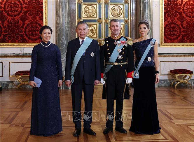 Tổng Bí thư, Chủ tịch nước Tô Lâm và Phu nhân Ngô Phương Ly cùng Nhà Vua Đan Mạch Frederik X và Hoàng hậu Mary chụp ảnh chung. Ảnh: Thống Nhất – TTXVN
