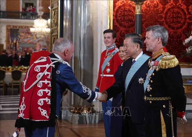 Tổng Bí thư, Chủ tịch nước Tô Lâm và Phu nhân Ngô Phương Ly cùng Nhà Vua Đan Mạch Frederik X, Hoàng hậu Mary và Thái tử Christian với các đại biểu dự chiêu đãi. Ảnh: Thống Nhất – TTXVN
