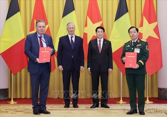 Chủ tịch nước Lương Cường và Nhà Vua Vương quốc Bỉ Philippe chứng kiến Lễ trao các văn kiện hợp tác giữa bộ, ngành, cơ quan của hai nước (Hà Nội, 1/4/2025). Ảnh: An Đăng - TTXVN