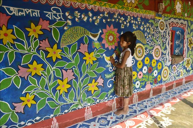 Ngôi nhà được trang trí với tranh vẽ Alpona ở huyện Chapainawabganj, Bangladesh, ngày 18/10/2026. Ảnh: THX/TTXVN phát