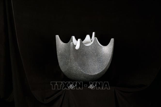 Tác phẩm “Bóng núi” của tác giả Lương Trịnh. Ảnh: TTXVN phát