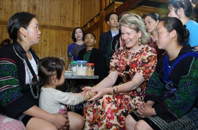 Hoàng hậu Vương quốc Bỉ Mathilde, Chủ tịch danh dự của Quỹ Nhi đồng Liên hợp quốc (UNICEF) Bỉ tham dự buổi hướng dẫn nấu các bữa ăn dinh dưỡng cho trẻ nhỏ sử dụng nguyên liệu sẵn có tại địa phương tại thôn Lao Hàng Chải, xã Hoàng Liên, thị xã Sa Pa (Lào Cai, 11/05/2023). Ảnh: Quốc Khánh - TTXVN