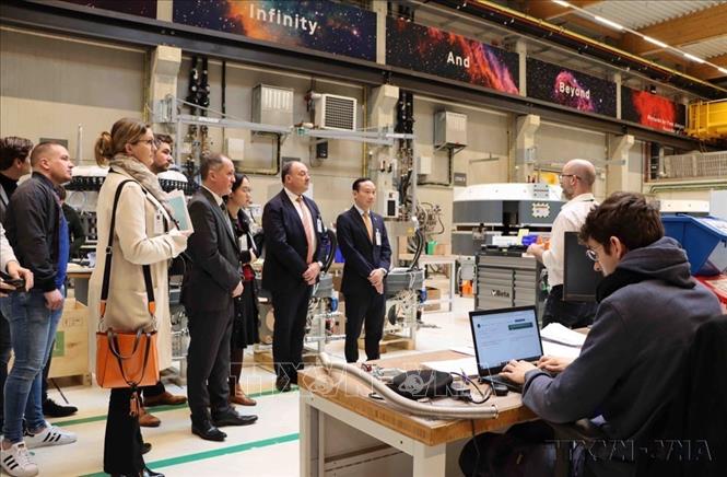 Đại sứ Nguyễn Văn Thảo và Phó Thủ hiến, Bộ trưởng Kinh tế và Ngoại thương Vùng Wallonia, ông Willy Borsus cùng các đại biểu thăm xưởng sản xuất máy móc điều trị ung thư của công ty IBA. Đây là một trong những sự kiện nằm trong chuỗi các hoạt động kỷ niệm 50 năm thiết lập quan hệ ngoại giao Bỉ - Việt Nam (22/3/1973 - 22/3/2023). Ảnh: Hương Giang – TTXVN