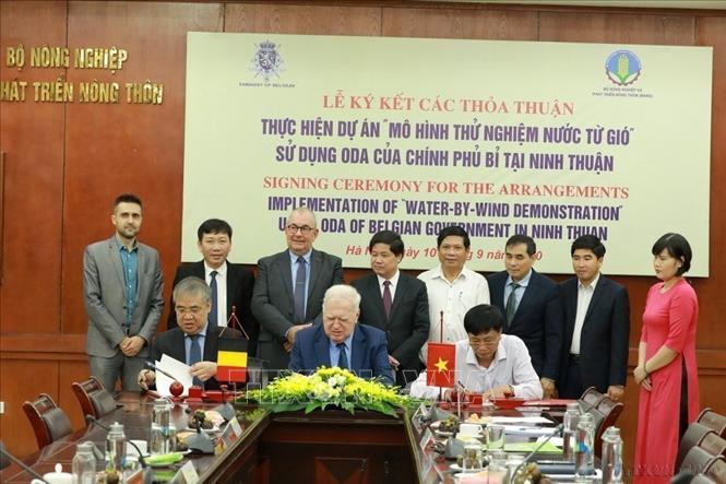 Thứ trưởng Bộ NN&PTNT Lê Quốc Doanh và Ngài Paul Janssen, Đại sứ Vương quốc Bỉ tại Việt Nam chứng kiến lễ ký kết thực hiện dự án 