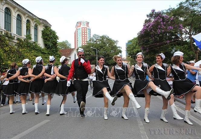 Điệu múa gậy Majorettes sôi động của các cô gái đến từ Vương quốc Bỉ tại Chương trình 