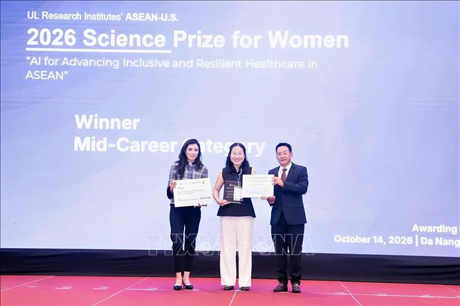 PGS, TS Hà Thị Thanh Hương, Trưởng Bộ môn Kỹ thuật mô và Y học tái tạo, Khoa Kỹ thuật Y sinh, trường Đại học Quốc tế, Đại học Quốc gia Thành phố Hồ Chí Minh nhận Giải Nhất Giải thưởng Khoa học ASEAN - Hoa Kỳ dành cho phụ nữ năm 2026, hạng mục Nhà khoa học giữa sự nghiệp. Ảnh: Thanh Hà - TTXVN