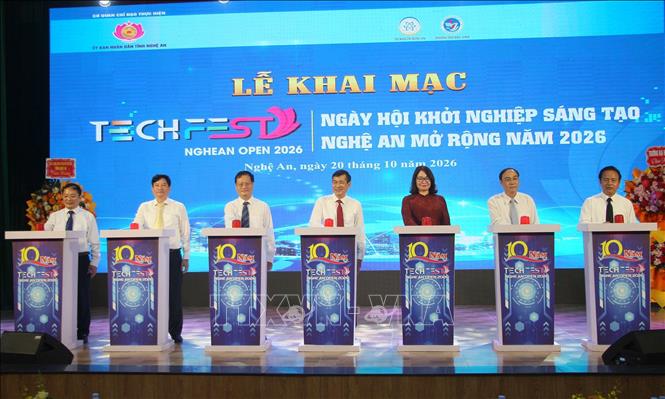 Các đại biểu ấn nút khai mạc Techfest Nghệ An Open 2026. Ảnh: Văn Tý - TTXVN
