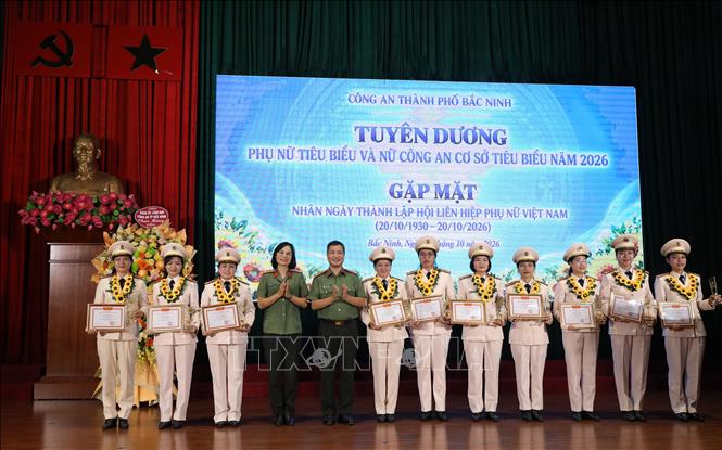 Tuyên dương nữ Công an cơ sở tiêu biểu năm 2026. Ảnh: Danh Lam - TTXVN