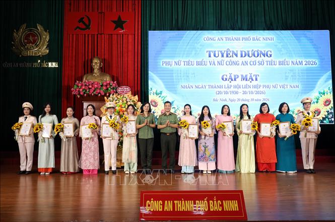 Trao giải cuộc thi “Phụ nữ Công an Bắc Ninh bản lĩnh, nhân văn, trí tuệ, hội nhập” năm 2026. Ảnh: Danh Lam - TTXVN