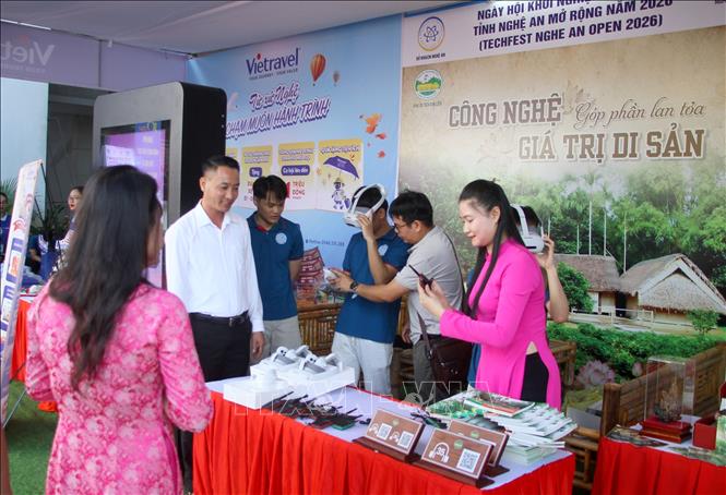 Các đại biểu tham quan các gian hàng tại triển lãm. Ảnh: Văn Tý - TTXVN