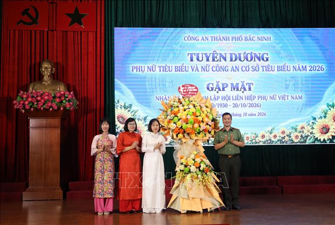 Đại diện lãnh đạo Công an thành phố tặng hoa chúc mừng Ban Phụ nữ Công an thành phố Bắc Ninh. Ảnh: Danh Lam - TTXVN