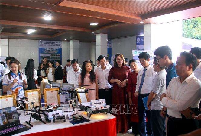 Các đại biểu tham quan gian hàng tại triển lãm. Ảnh: Văn Tý - TTXVN