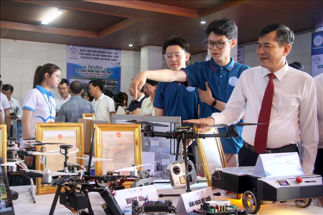 Phó Chủ tịch UBND tỉnh Nghệ An Thái Văn Thành tham quan gian hàng các sản phẩm khoa học công nghệ tại Techfest Nghệ An Open 2026. Ảnh: Văn Tý - TTXVN