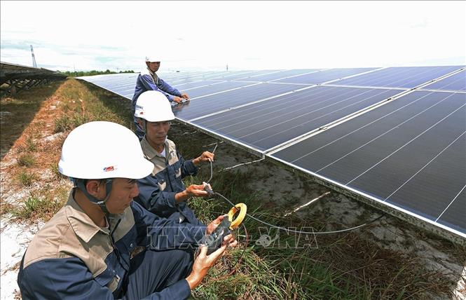 Công nhân kỹ thuật thay thế tấm pin năng lượng mặt trời tại Nhà máy điện mặt trời Gio Thành, tỉnh Quảng Trị. Ảnh: Vũ Sinh - TTXVN 