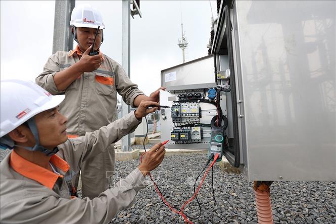 Ca trực vận hành sản xuất điện tại Nhà máy điện gió Hải Anh, xã Lao Bảo, tỉnh Quảng Trị. Ảnh: Vũ Sinh - TTXVN 