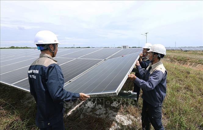 Công nhân kỹ thuật thay thế tấm pin năng lượng mặt trời tại Nhà máy điện mặt trời Gio Thành, tỉnh Quảng Trị. Ảnh: Vũ Sinh - TTXVN 