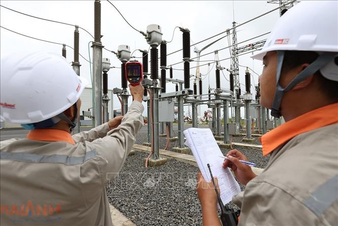 Ca trực vận hành sản xuất điện tại Nhà máy điện gió Hải Anh, xã Lao Bảo, tỉnh Quảng Trị. Ảnh: Vũ Sinh - TTXVN 