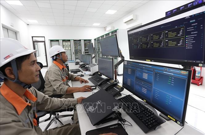 Ca trực vận hành sản xuất điện tại Nhà máy điện gió Hải Anh, xã Lao Bảo, tỉnh Quảng Trị. Ảnh: Vũ Sinh - TTXVN 