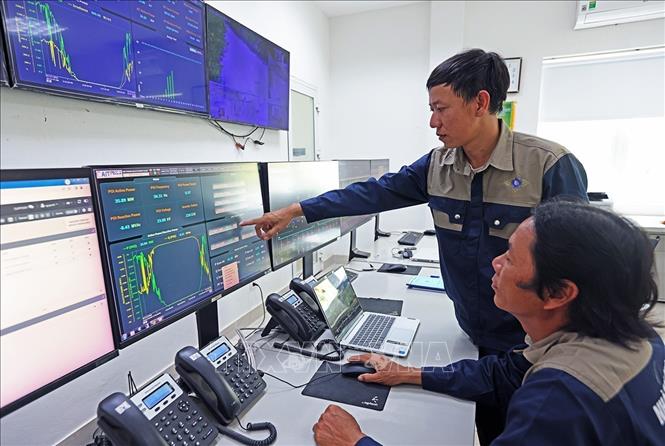 Ca trực vận hành sản xuất điện tại Nhà máy điện mặt trời Gio Thành, tỉnh Quảng Trị. Ảnh: Vũ Sinh - TTXVN 