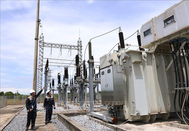 Ca trực vận hành sản xuất điện tại Nhà máy điện mặt trời Gio Thành, tỉnh Quảng Trị. Ảnh: Vũ Sinh - TTXVN 