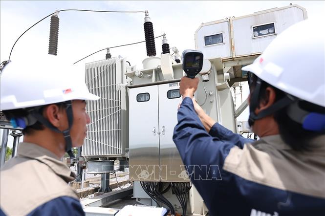 Ca trực vận hành sản xuất điện tại Nhà máy điện mặt trời Gio Thành, tỉnh Quảng Trị. Ảnh: Vũ Sinh - TTXVN 
