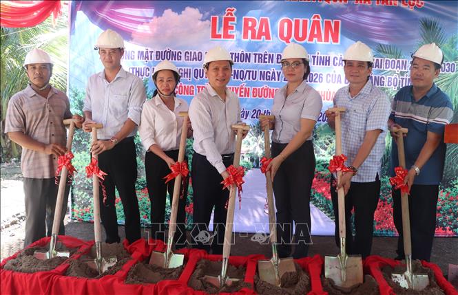 Lễ khởi công 4 dự án giao thông nông thôn trên địa bàn. Ảnh: Tuấn Phi - TTXVN