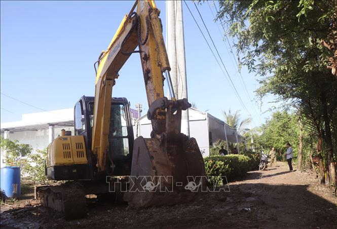 Máy móc trang thiết bị phụ vụ thi công các dự án giao thông nông thôn. Ảnh: Tuấn Phi - TTXVN