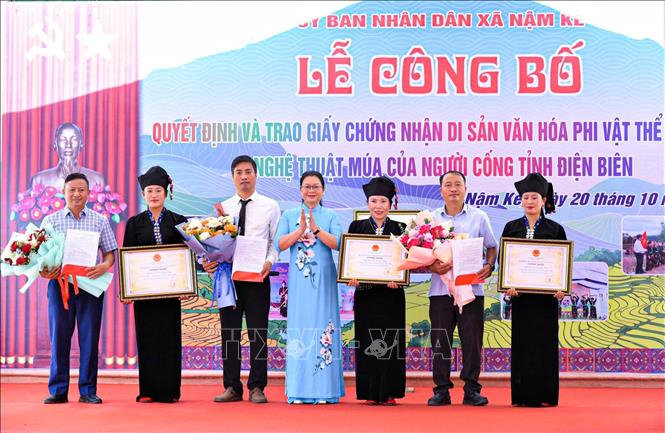 Phó Giám đốc Sở Văn hóa, Thể thao và Du lịch tỉnh Điện Biên Nguyễn Thị Thanh Chuyên trao Giấy chứng nhận Di sản văn hóa phi vật thể nghệ thuật múa của người Cống tỉnh Điện Biên. Ảnh: TTXVN phát