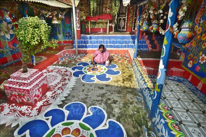Người dân vẽ tranh Alpona ở huyện Chapainawabganj, Bangladesh, ngày 18/10/2026. Ảnh: THX/TTXVN phát
