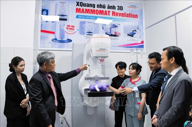 Hệ thống chụp X-quang nhũ ảnh 3D MAMMOMAT Revelation tích hợp trí tuệ nhân tạo. Ảnh: Ánh Tuyết - TTXVN
