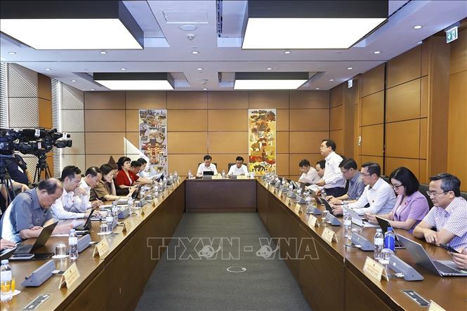 Đoàn đại biểu Quốc hội thành phố Đà Nẵng, thành phố Quảng Ninh và tỉnh Cao Bằng thảo luận ở tổ. Ảnh: Doãn Tấn - TTXVN
