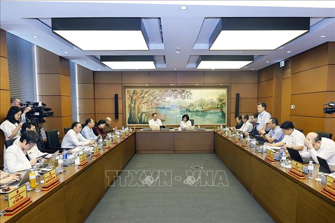 Đoàn đại biểu Quốc hội các tỉnh Tây Ninh và Hưng Yên thảo luận ở tổ. Ảnh: Doãn Tấn - TTXVN