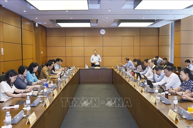 Đoàn đại biểu Quốc hội các tỉnh Tây Ninh và Hưng Yên thảo luận ở tổ. Ảnh: Doãn Tấn - TTXVN