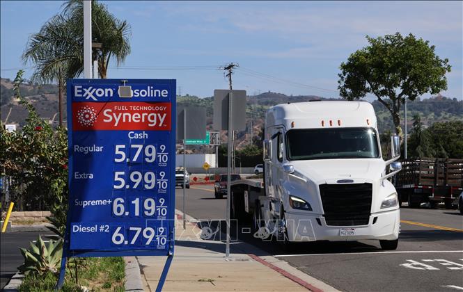 Giá xăng dầu được niêm yết tại trạm xăng ở Los Angeles, California, Mỹ. Ảnh: THX/TTXVN phát