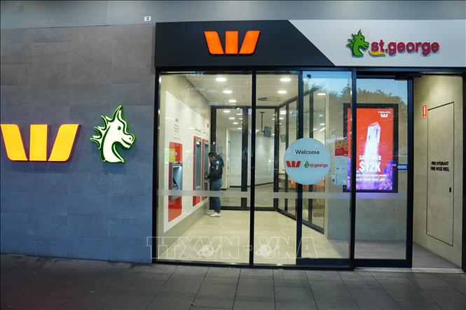 Một chi nhánh ngân hàng kết hợp thương hiệu Westpac và St. George tại Australia, bên trong bố trí khu vực máy ATM tự động phục vụ khách hàng. Ảnh: Trung Trang – PV TTXVN tại Australia