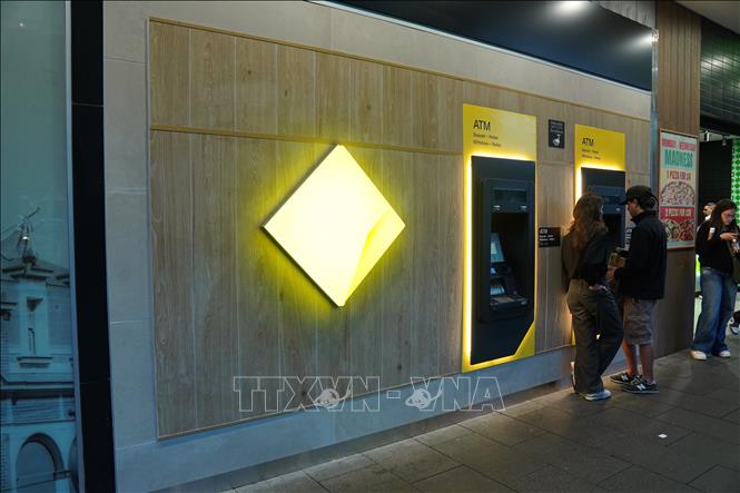 Người dân Australia rút tiền tại một cây ATM của Ngân hàng Commonwealth. Ảnh: Trung Trang – PV TTXVN tại Australia
