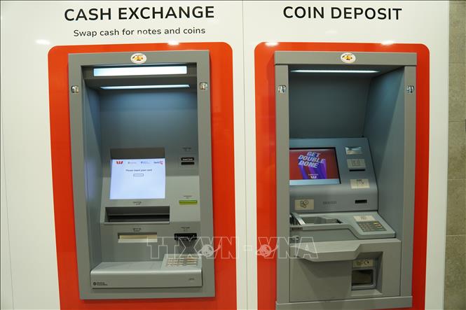 Các thiết bị giao dịch tự động chuyên dụng bao gồm máy đổi tiền mặt (Cash Exchange) và máy nạp tiền xu (Coin Deposit) tại một chi nhánh ngân hàng Westpact tại Sydney. Ảnh: Trung Trang – PV TTXVN tại Australia