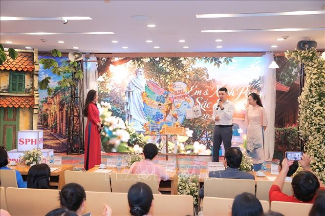 Hội thi báo tường “Thu chạm sắc em”, nơi các khoa, phòng thể hiện sự sáng tạo, khéo léo và tình cảm qua từng tác phẩm tại chương trình. Ảnh: Minh Quyết - TTXVN