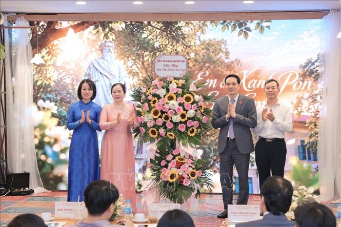 TS.BS. Nguyễn Đức Long, Phó Giám đốc Sở Y tế Hà Nội tặng hoa chúc mừng tập thể cán bộ viên chức, người lao động đang công tác tại Bệnh viện. Ảnh: Minh Quyết - TTXVN