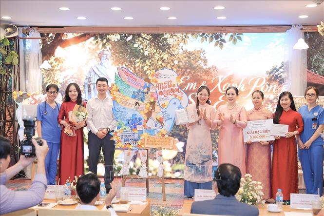 Hội thi báo tường “Thu chạm sắc em”, nơi các khoa, phòng thể hiện sự sáng tạo, khéo léo và tình cảm qua từng tác phẩm tại chương trình. Ảnh: Minh Quyết - TTXVN