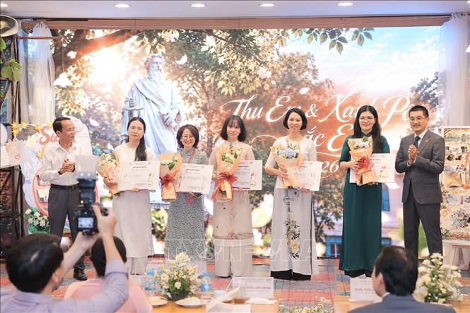 Tại chương trình diễn ra hội thi báo tường “Thu chạm sắc em”, nơi các khoa, phòng thể hiện sự sáng tạo, khéo léo và tình cảm qua từng tác phẩm. Ảnh: Minh Quyết - TTXVN