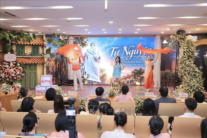 Văn nghệ chào mừng Ngày Phụ nữ Việt Nam 20/10 do cán bộ viên chức, người lao động đang công tác tại Bệnh viện thực hiện. Ảnh: Minh Quyết - TTXVN