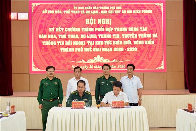 Ký kết chương trình phối hợp công tác giai đoạn 2026 - 2030 giữa Sở Văn hóa, Thể thao và Du lịch thành phố Huế và Ban Chỉ huy Bộ đội Biên phòng thành phố. Ảnh: Mai Trang - TTXVN 