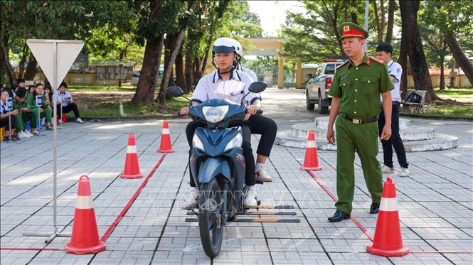 Học sinh Tây Ninh thực hành điều khiển xe mô tô qua sa hình dưới sự hướng dẫn của lực lượng chức năng, nâng cao kỹ năng quan sát và xử lý tình huống khi tham gia giao thông. Ảnh: Minh Phú - TTXVN