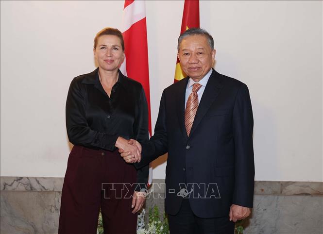 Tổng Bí thư, Chủ tịch nước Tô Lâm gặp hẹp Thủ tướng Đan Mạch Mette Frederiksen trước hội đàm. Ảnh: Thống Nhất – TTXVN