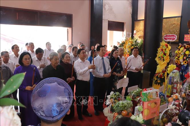 Đại biểu dâng hương tưởng nhớ Anh hùng dân tộc Nguyễn Trung Trực. Ảnh: Đức Hạnh - TTXVN