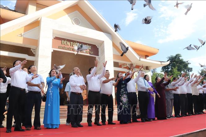 Đại biểu thả chim bồ câu thể hiện ước vọng hoà bình, tự do và hạnh phúc cho nhân dân tại lễ tưởng niệm. Ảnh: Đức Hạnh - TTXVN