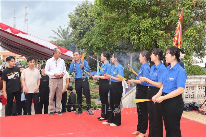 Thanh niên xã Nhựt Tảo (Tây Ninh) hướng dẫn người dân và du khách tại Khu di tích lịch sử Vàm Nhựt Tảo. Ảnh: Đức Hạnh - TTXVN