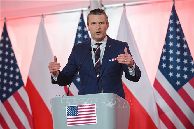 Bộ trưởng Chiến tranh Mỹ Pete Hegseth trong cuộc họp báo tại Warsaw, Ba Lan. Ảnh: PAP/TTXVN phát